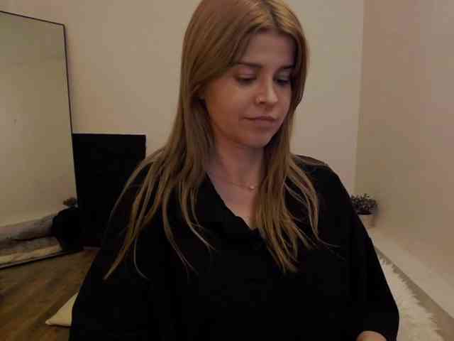 AryaNoiree webcam