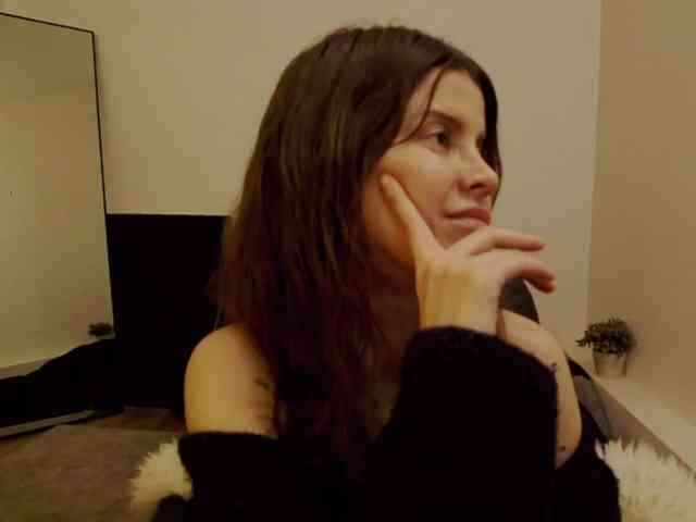 AryaJoliee