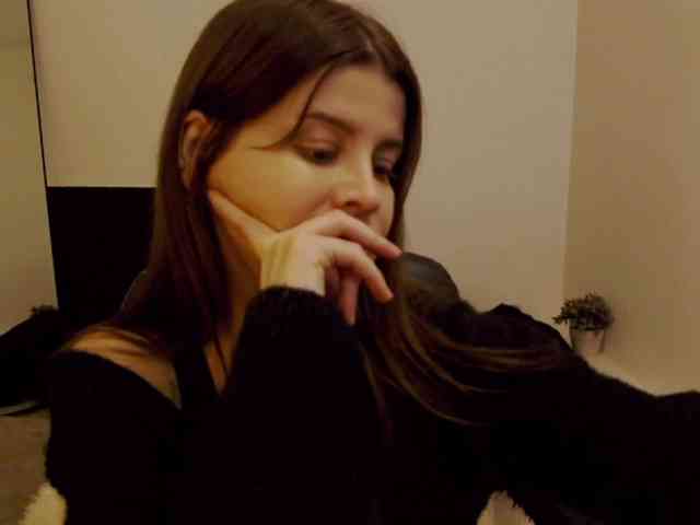 AryaJoliee