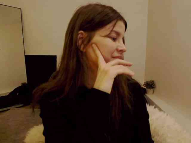 AryaNoiree webcam