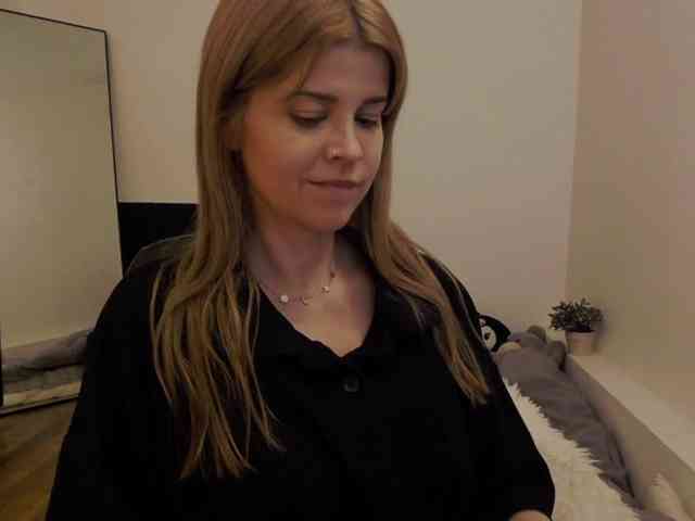 AryaNoiree webcam