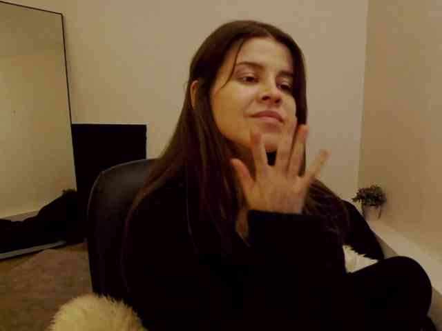 AryaJoliee
