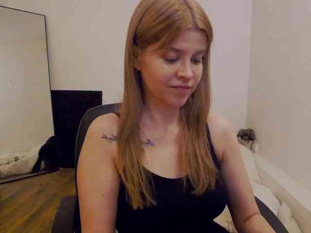 AryaNoiree webcam