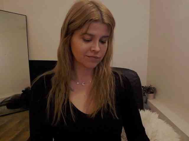 AryaNoiree webcam