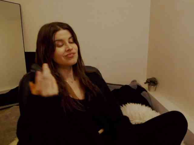 AryaJoliee