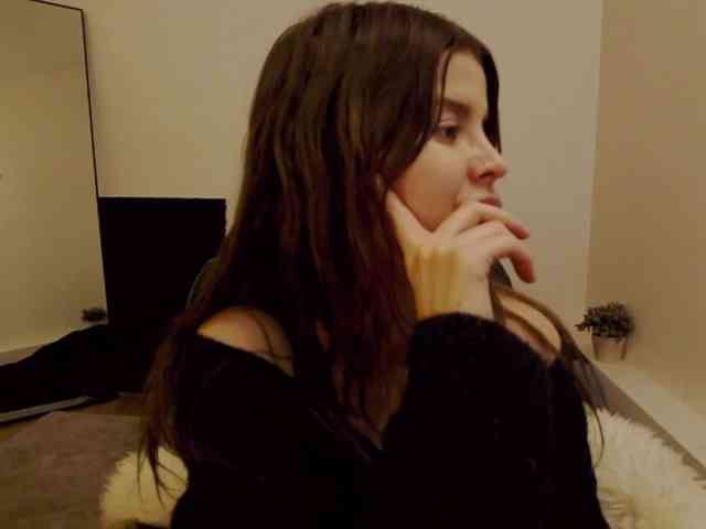 AryaJoliee