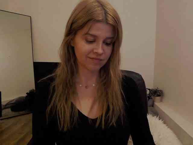AryaNoiree webcam