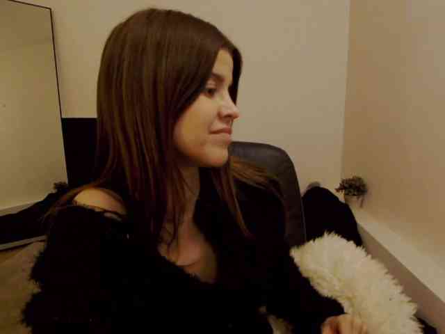 AryaJoliee