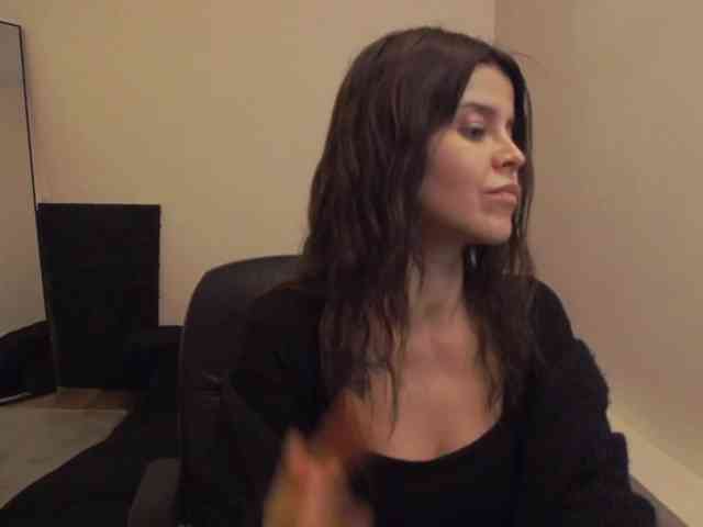 AryaJoliee