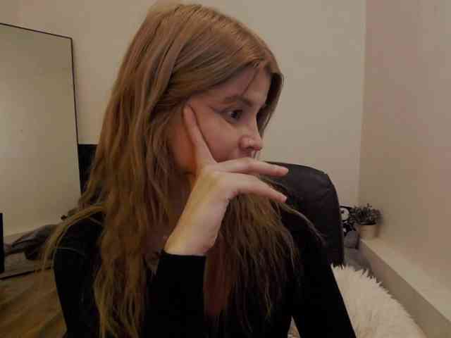 AryaNoiree webcam