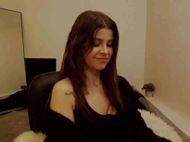 AryaJoliee