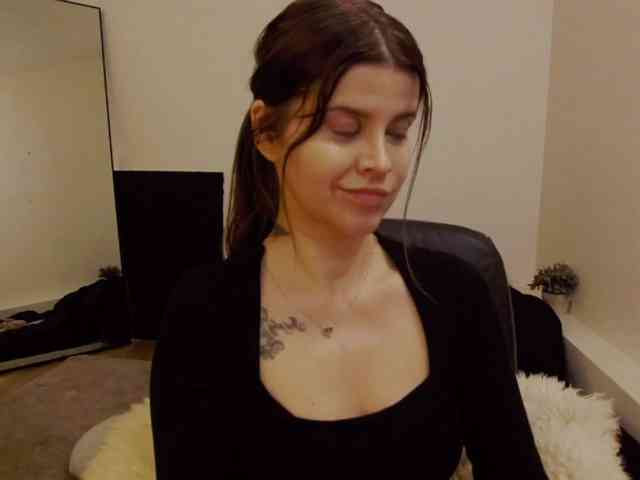 AryaJoliee