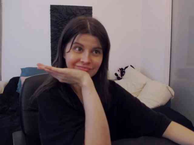 AryaNoiree webcam
