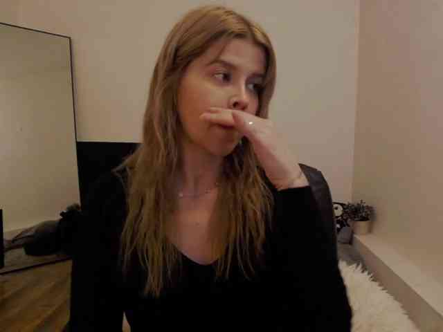 AryaNoiree webcam