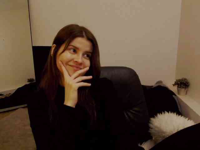 AryaJoliee