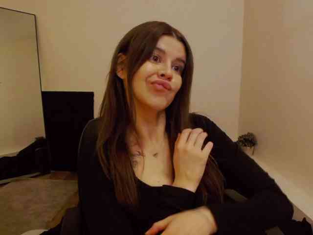 AryaJoliee