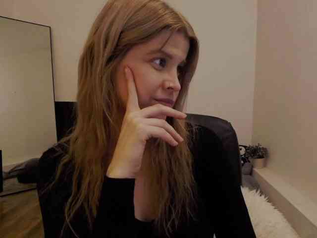 AryaNoiree webcam