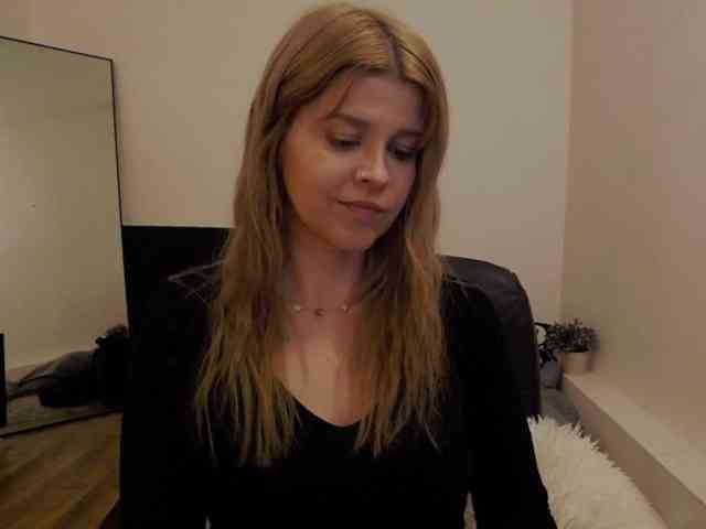 AryaNoiree webcam