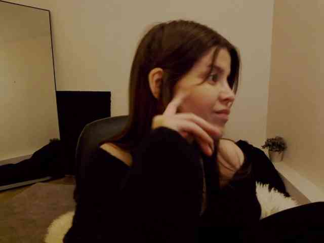 AryaJoliee