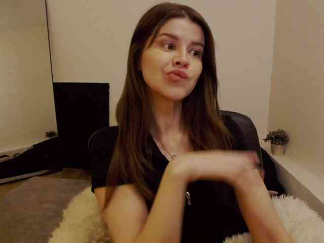 AryaJoliee