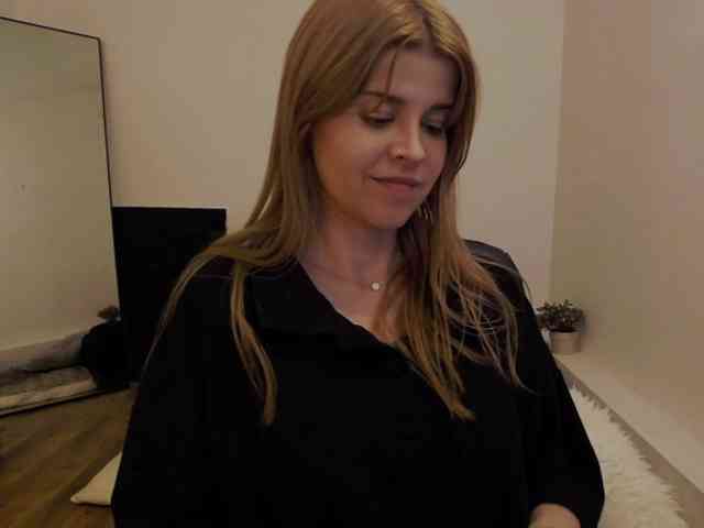 AryaNoiree webcam