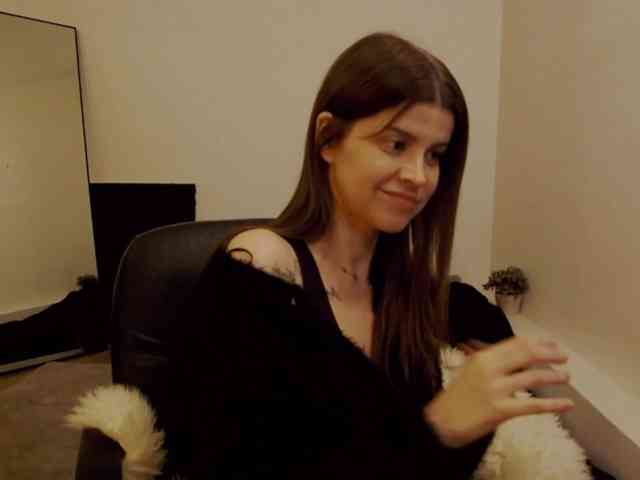 AryaJoliee