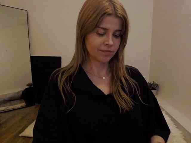 AryaNoiree webcam