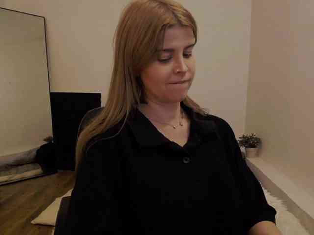 AryaNoiree webcam