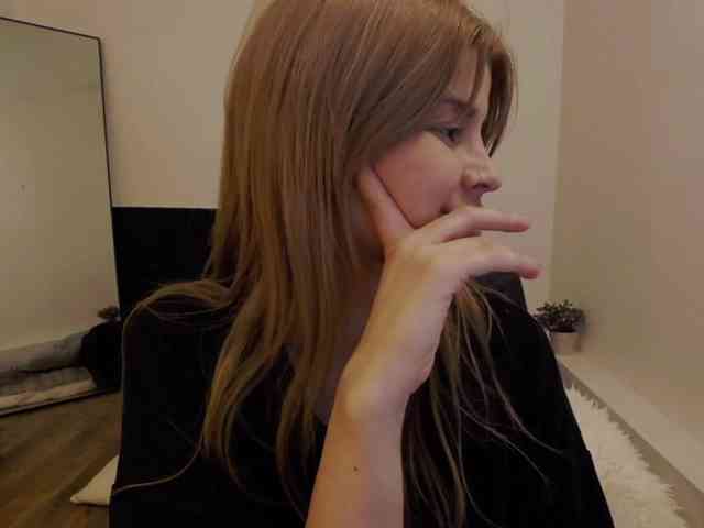 AryaNoiree webcam