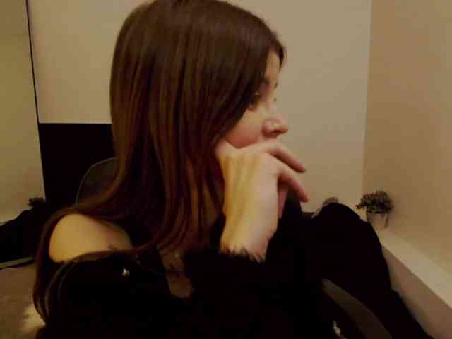 AryaJoliee