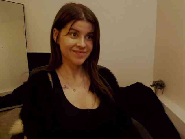 AryaJoliee
