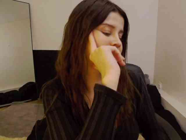 AryaJoliee