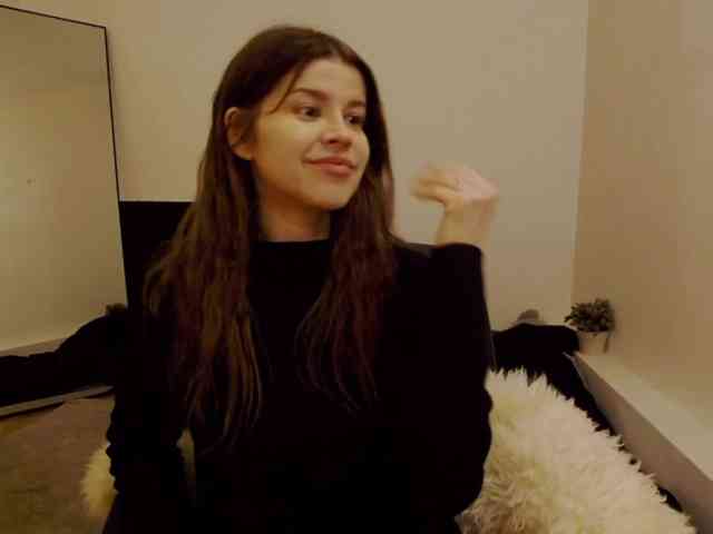 AryaNoiree webcam