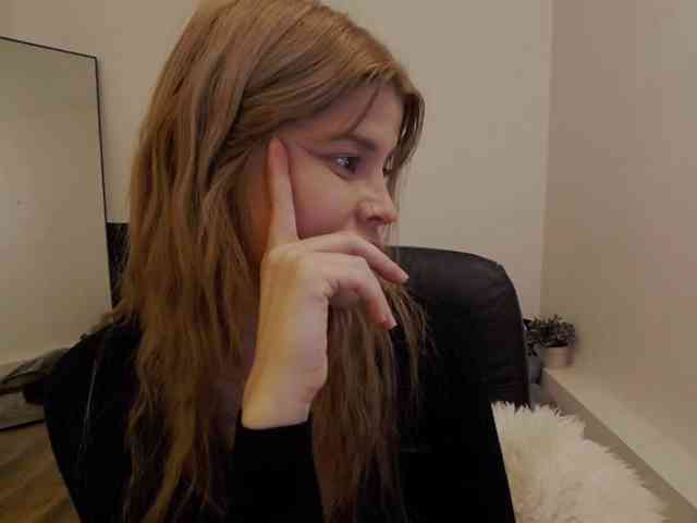 AryaNoiree webcam