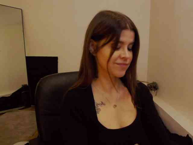 AryaJoliee
