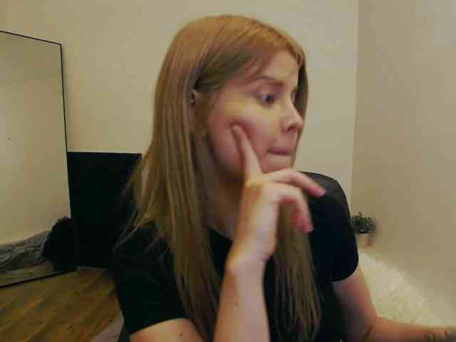 AryaNoiree webcam