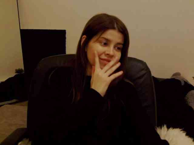 AryaJoliee