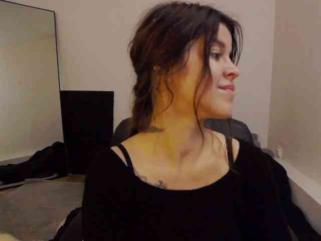 AryaJoliee
