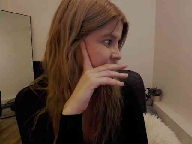 AryaNoiree webcam