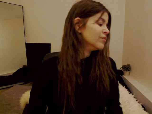 AryaNoiree webcam