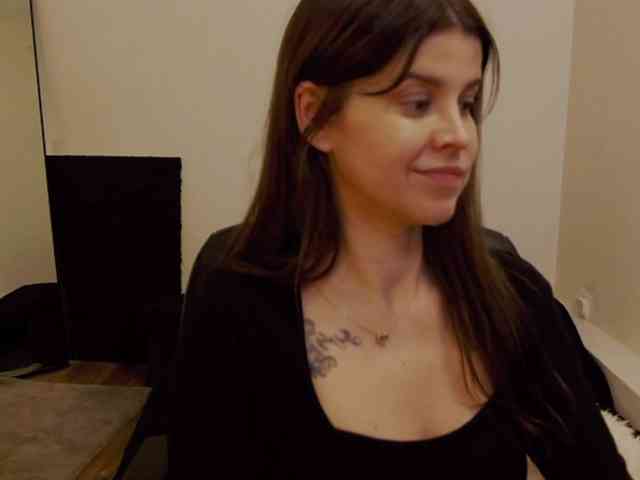 AryaJoliee