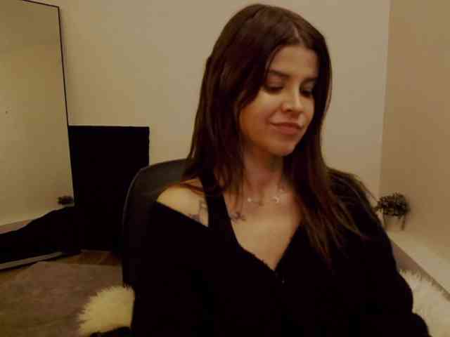 AryaJoliee