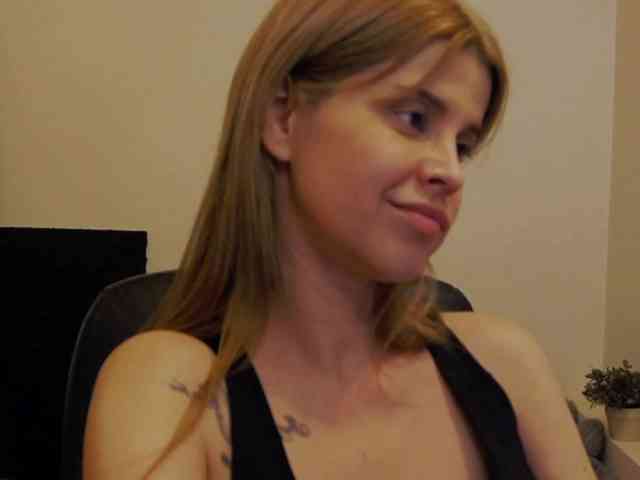 AryaNoiree webcam