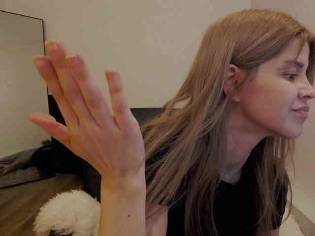 AryaNoiree webcam