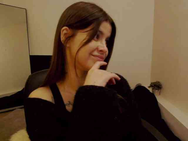 AryaJoliee