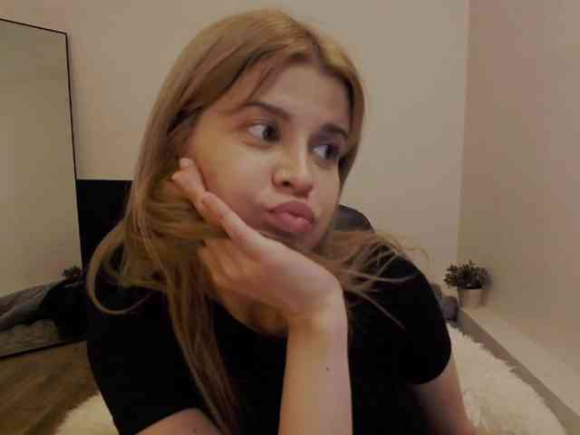 AryaNoiree webcam
