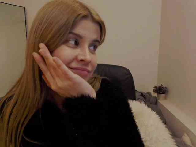 AryaNoiree webcam