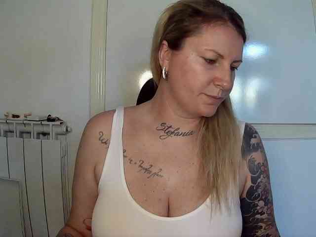 MilfVanitty webcam