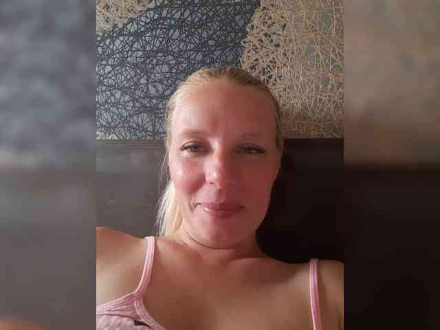 -nelya- webcam