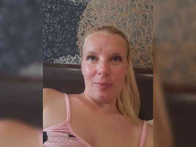 -nelya- webcam